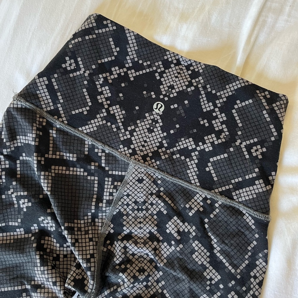 Black and grey cropped lululemon leggings